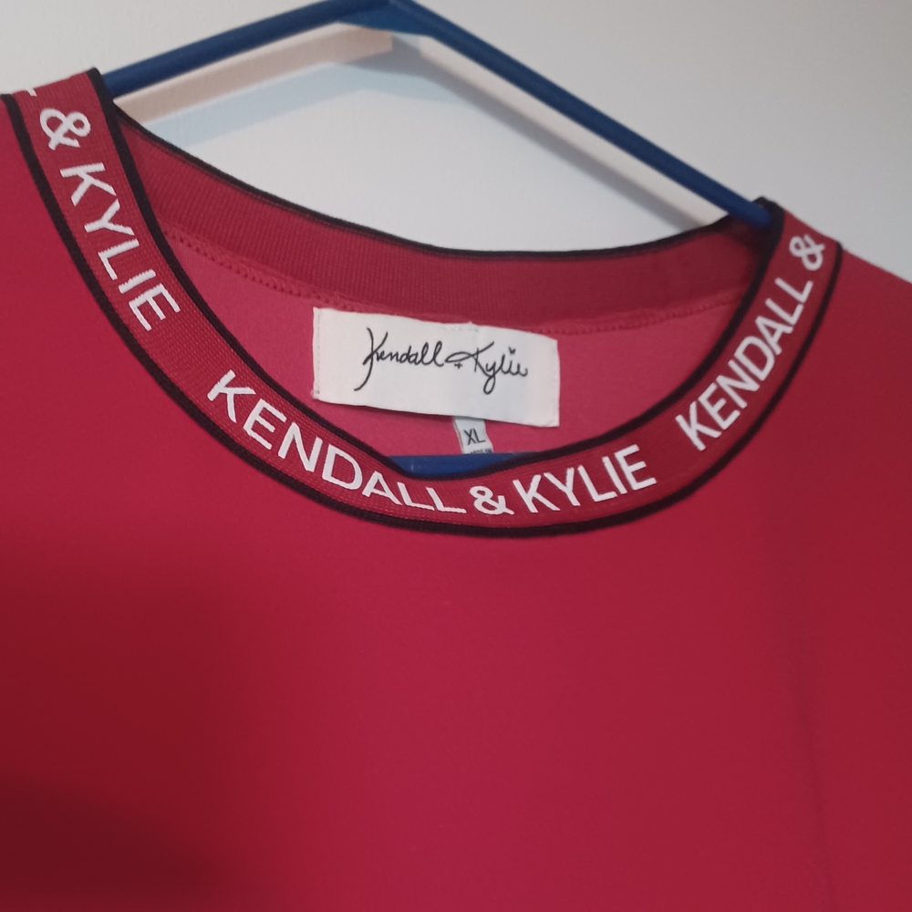 Kendall & Kylie Short Sleeve Size LARGE Cropped  Ladies Red Tshirt